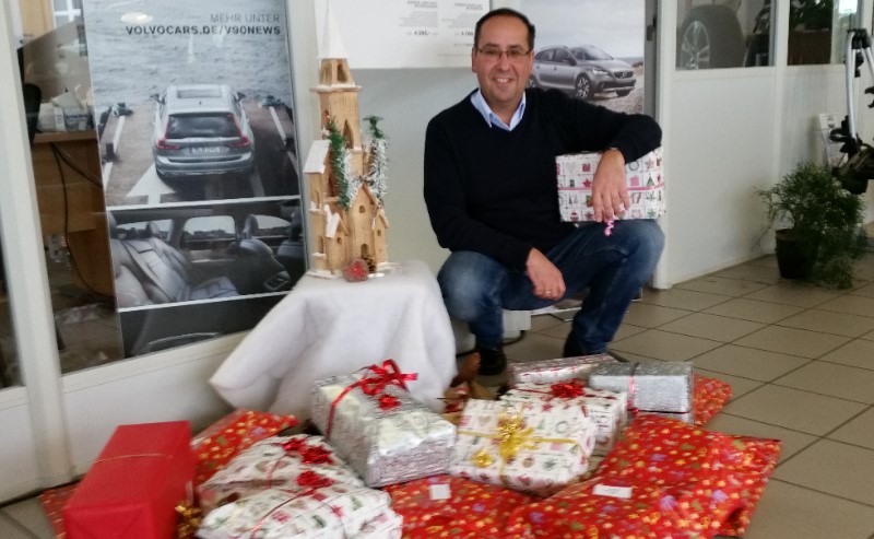Geschenke-Übergabe auf dem Plauener Weihnachtsmarkt 