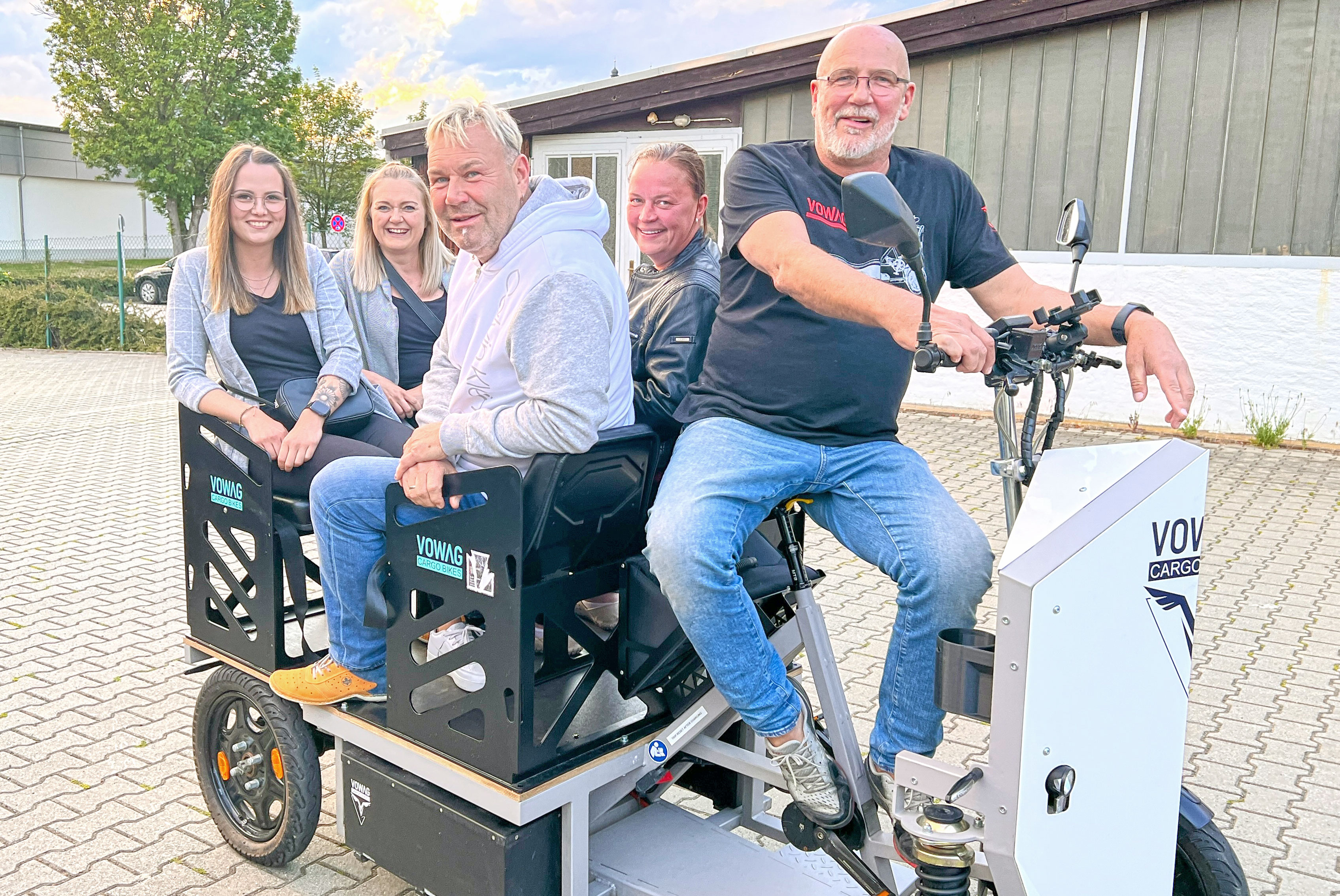 Probefahrt auf dem Cargo M.- Zusammen mit Sven Knorr -   Erfinder des Lasten-Pedelecs Cargo M - durften Sophia Sporbert, Kathleen Dartsch, Uwe Riedel und Jana Richter-Wehnert (von links) eine Probefahrt auf dem prämierten Fahrzeug genießen. 